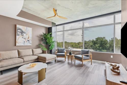 Spacious Apartment Masterfully Decorated