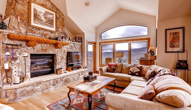 Spacious Condo + Balcony | Access Pool & Hot Tubs!