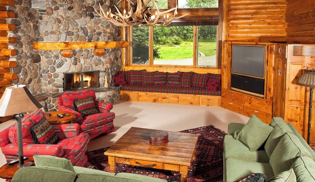 Spacious Creekside Lodge in Emigrant - 20 minutes to Yellowstone Entrance!