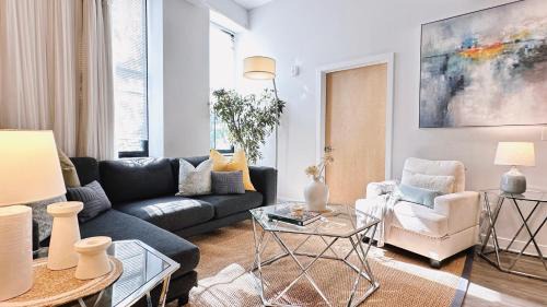 Spacious Five-Bedroom, Sleeps 10, Walk to PPAC