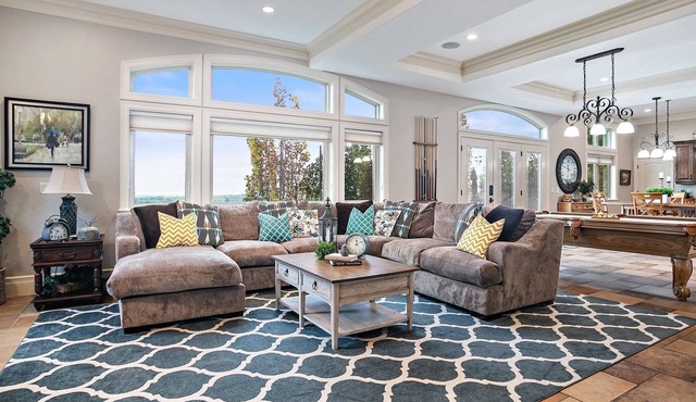 Spacious Ground Level Basement w/ Breathtaking Views of Utah Valley, Pool Table, Free Ski Rental