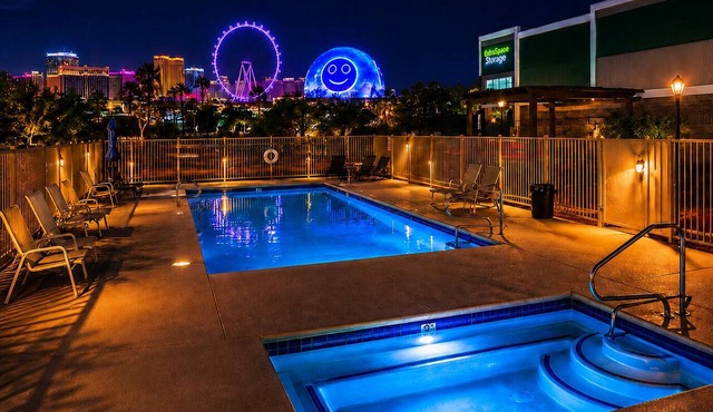 Spacious High Rise 2BR, 3 mins from Sphere, Convention & Strip Pool/Hot Tub