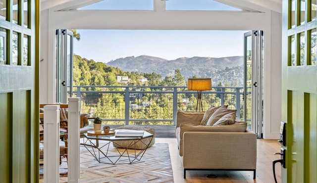 Spacious Modern Farmhouse. A private oasis for a fantastic vacation!