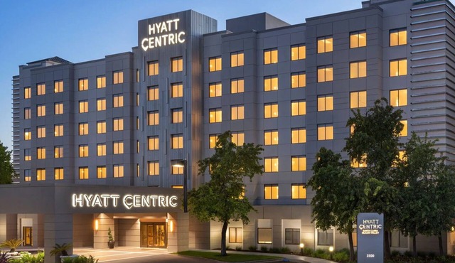 Spacious one B/R king suite at Hyatt, minutes to stadium, perfect for Super Bowl