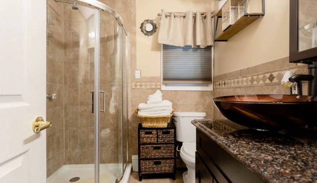 Spacious one Bedroom Apt with private entrance