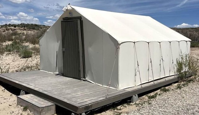Spacious Pet-Friendly Safari Tent on Yuba Lake with Spectacular Views for a Memorable Glamping Escape in Utah