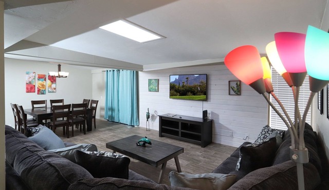 Spacious Remodel-Great Freeway access-Sleeps 12