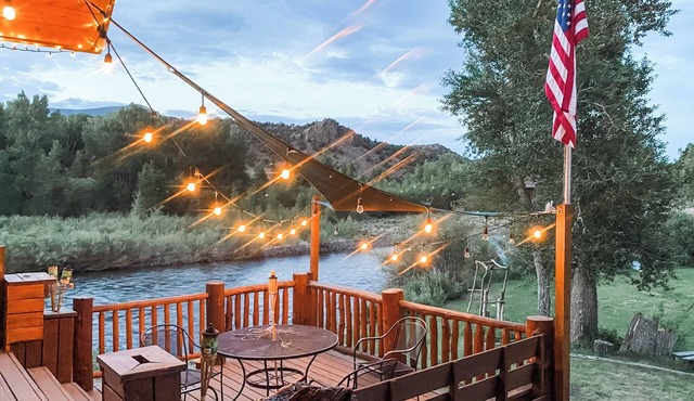 Spacious riverside Lodge w/gameroom and covered pavilion for outdoor grilling