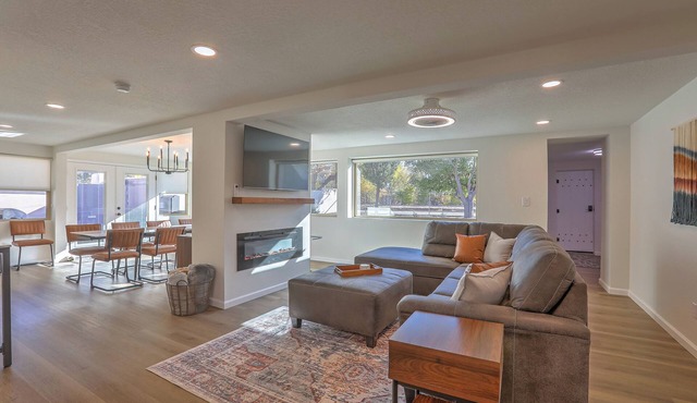 Spacious & Stocked: 2Kings+Hot Tub+Fire Pit+Family Fun