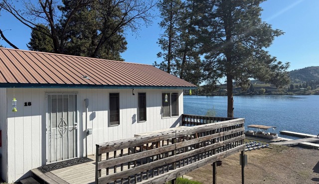 Spacious Two-Story, 3 Bedroom Lakefront Cabin w/Deck & Stunning Views