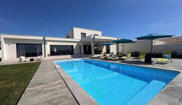 SPACIOUS VILLA 220M2 FULLY AIR-CONDITIONED PRIVATE POOL/FENCED GARDEN