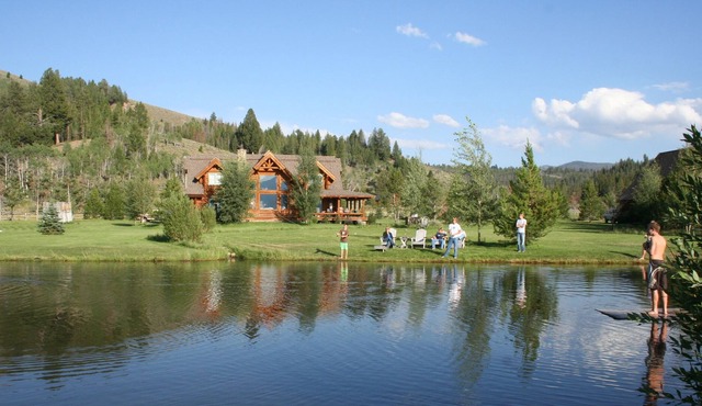 Spectacular estate for families, fishing, hiking and biking!
