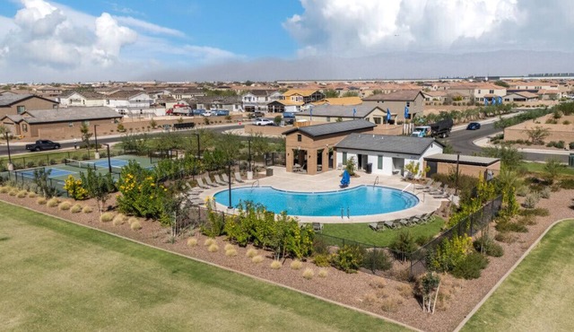 Spectacular Home Community Pool & Pickleball