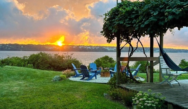 Spectacular View from Charming Waterfront Cottage on Fogland Point