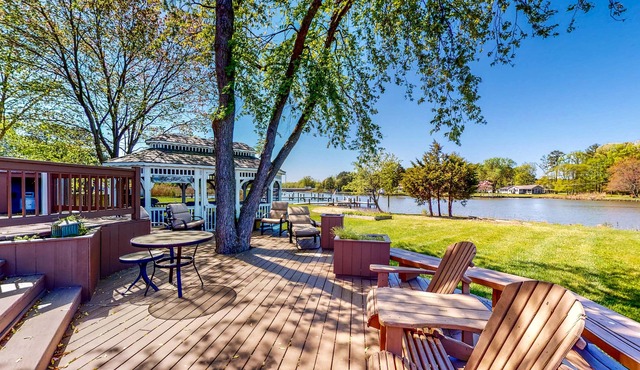 Sprawling Waterfront Home, Dock & In-Home Theatre