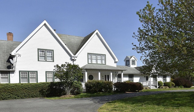 ST. MICHAELS ESTATE OFFERS WATERFRONT POOL, PIER, DOCK AND 15 ACS PET FRIENDLY