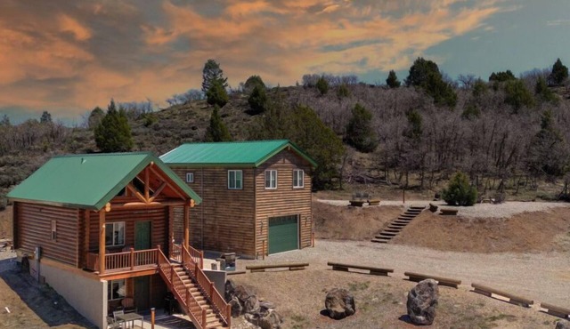 Stargazing Hot Tub, 3 Living Spaces on 10 Acres