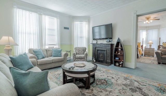 Stay in Style! Family Getaway by the Erie Shores