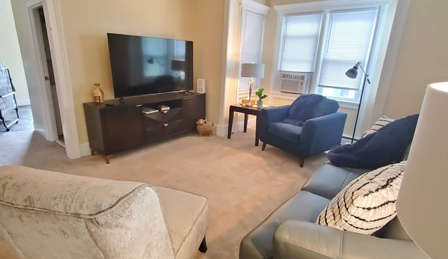 Steel Hideaway, first floor easy access, king bed, fenced yard, fast wifi