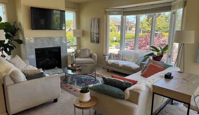 Steps from Seabright beach. Five BR Family-sized house with BBQ deck.