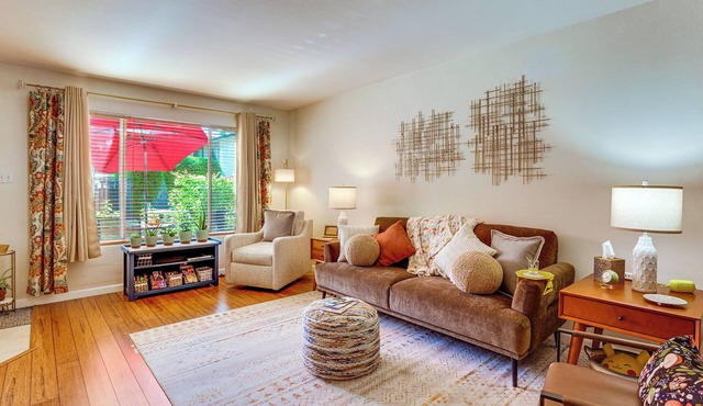 Steps to Fashion Square! Condo w/ Patio & Pool