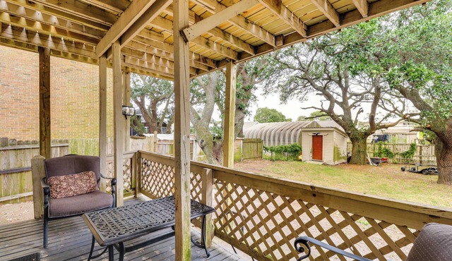 Stroll to Shore: Quaint Condo w/Deck in Norfolk