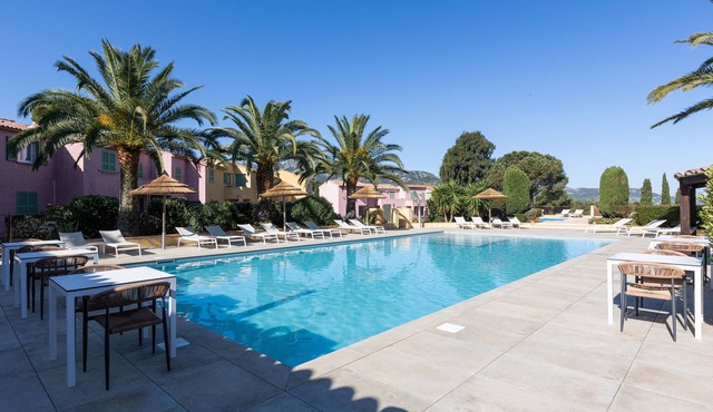 Studio Apartment "Dans Résidence Avec Piscine" with Shared Heated Pool & Wi-Fi