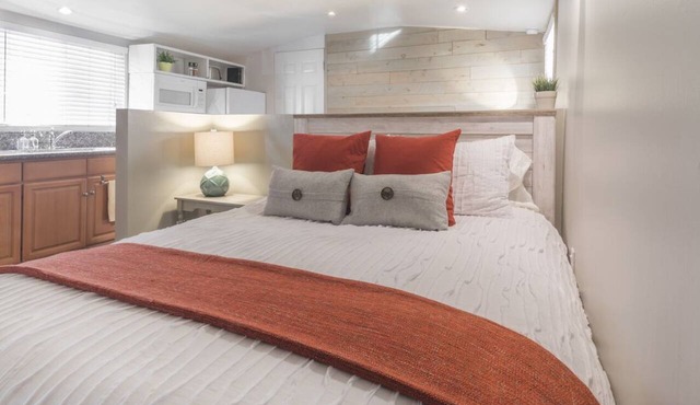 Studio in Mission Beach, just steps to to the sand!