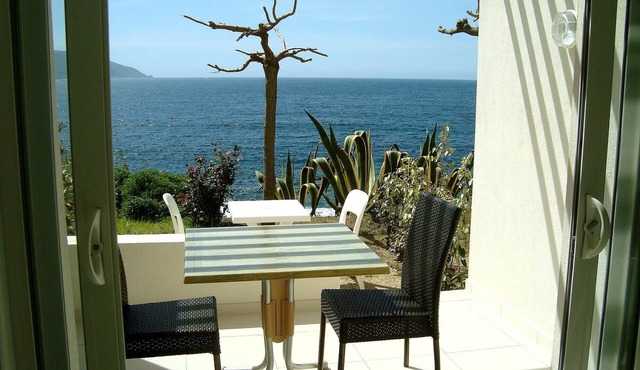 Studio N°5 in Tiuccia, waterfront, air-conditioned, wifi
