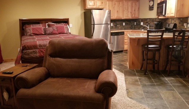 Studio, with jetted tub and walking distance to ski resort!