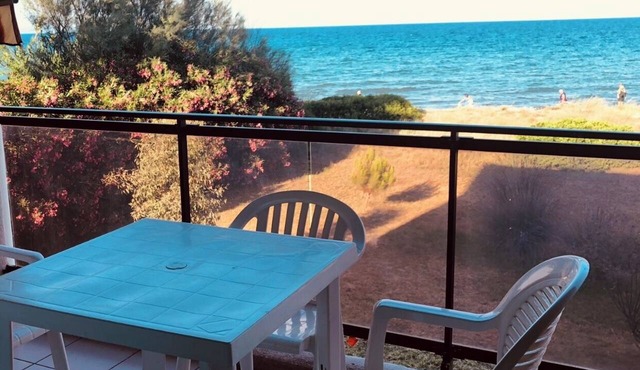 Studio with ocean view – right on the water Pool & private parking