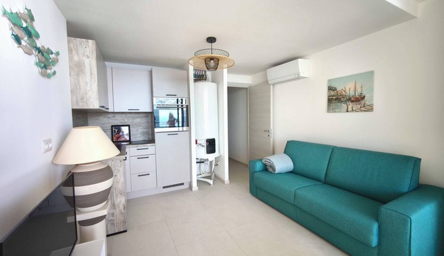 Studio with sea view and pool, ideally located