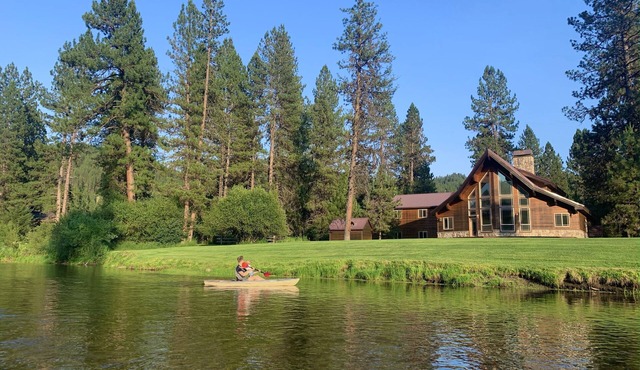 Stunning Cabin with Clubhouse on River! Wooded Retreat with Kayaks! Pickleball!
