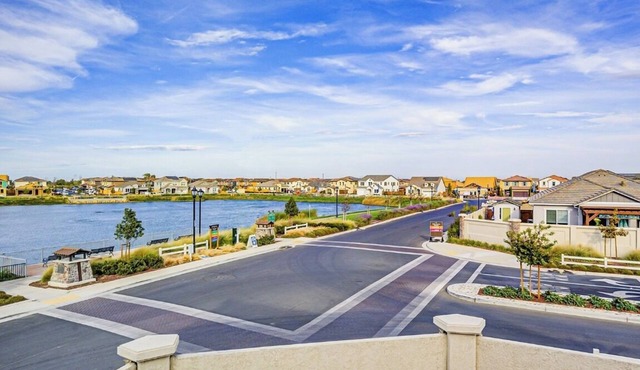 Stunning Lake view Modern Home close to Marina boating