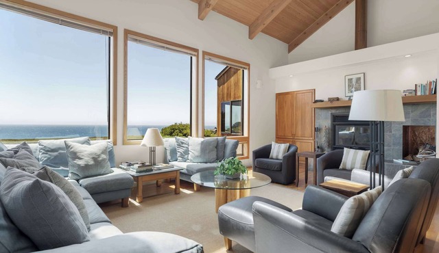 Stunning Oceanfront Home with 3 Ensuites + Hot Tub