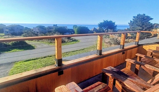 Stunning Skydeck. Hot Tub. Walk to 2 Beaches, Rec Center, Bluff Trail and Lodge.