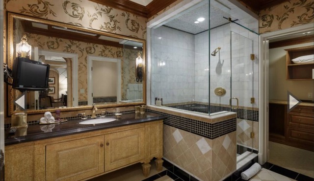 Stunning villa w/private hot tub, theatre room and more!