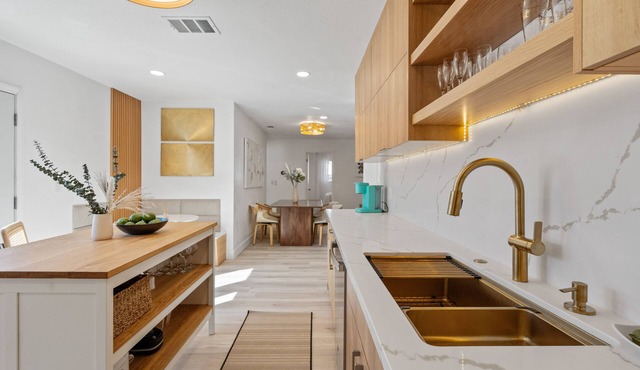 Stylish Euro Chic Retreat in San Jose! Sun-filled kitchen/patio, luxury living