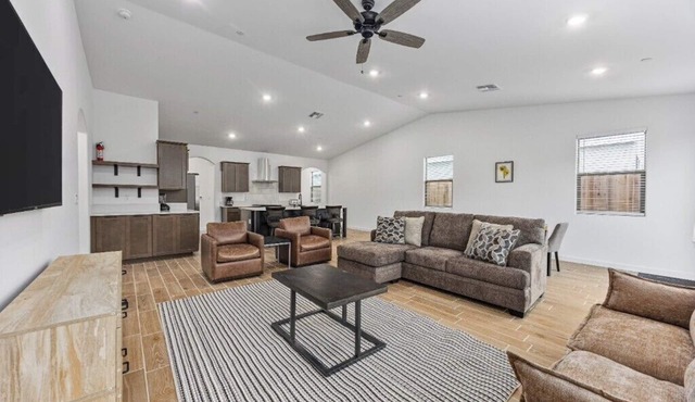 Stylish Modern Retreat Near Downtown Bakersfield!