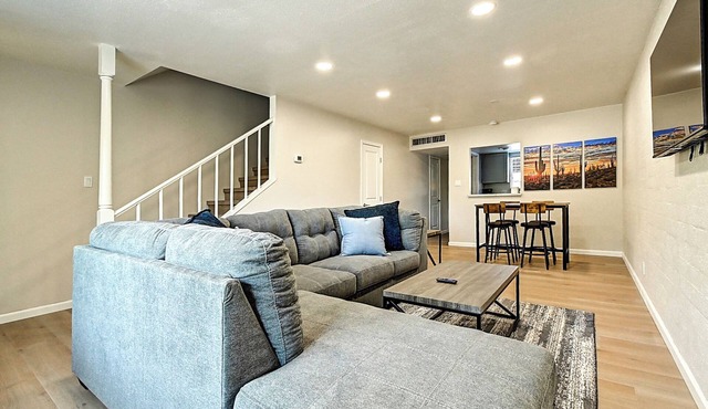 Stylish Old Town 2Bd 2Ba Townhome Pool AC Fashion Square