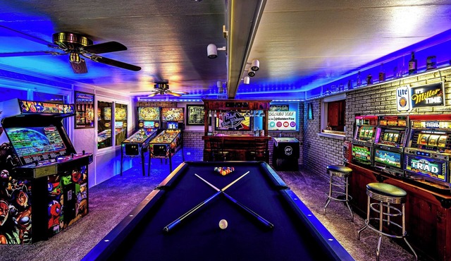 Stylish Retreat: Hot Tub, Spa, Arcade, Pinball WPAFB Museum