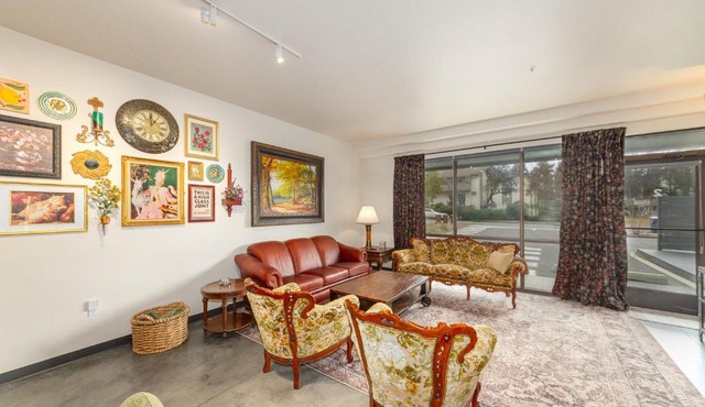 Stylish South Hill Retreat Queen Bed and Sofa Sleeper Full Kitchen Free Parking