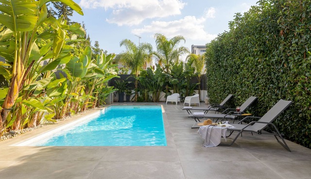 Stylish Voula apartment close to Kavouri beach with shared pool
