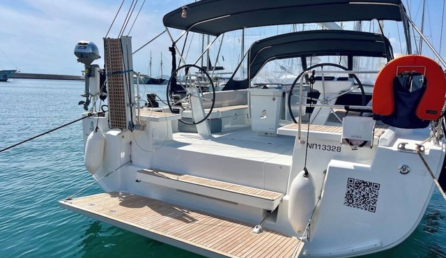 Sun-Kissed Sailing Adventure in Islas Sarónicas