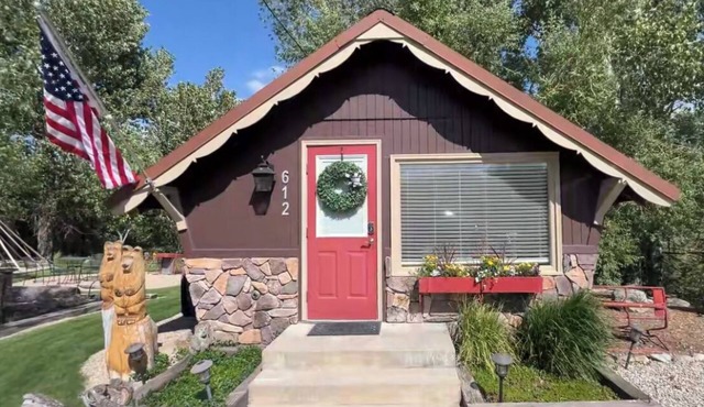 SunDown Cabin on Main Street in Darby