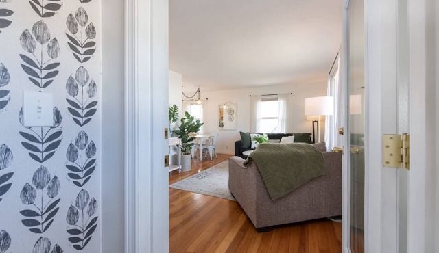 Sunlit Scandi House - Quiet Neighborhood
