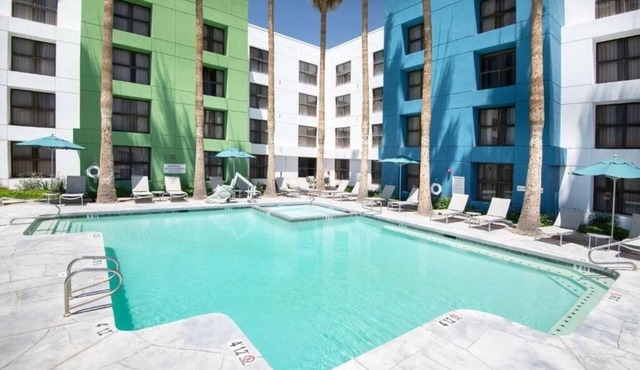Sunny Chandler Escape: Poolside Comfort, Dining & Adventure Nearby l 2 Rooms