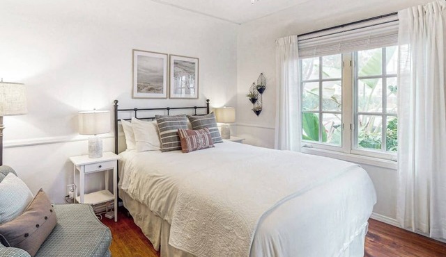 Sunny corner studio - 1 block to East Beach