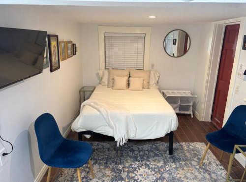 Sunny Golden Hill Studio! Fully Stocked - near DT