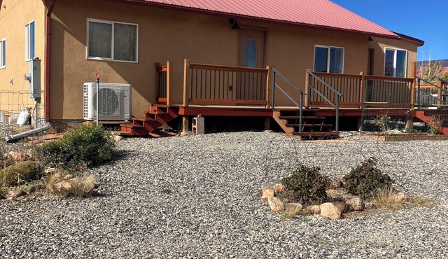 Sunny & Private I bedroom House with Sun Room for Guests
